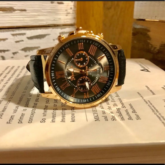 Luxury Fashion Faux Leather Analog Quartz Watch - Picture 2 of 5